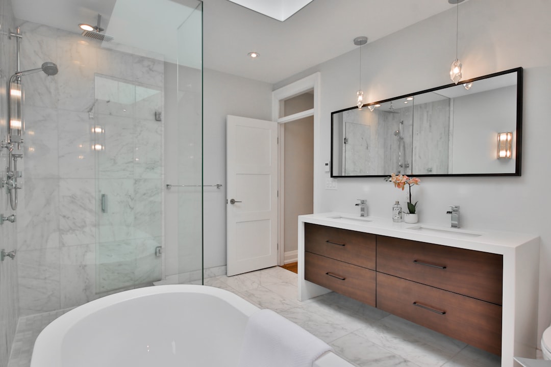 Moderne badkamer met marmeren tegels en planten. Moderne badkamer met marmeren tegels en planten.