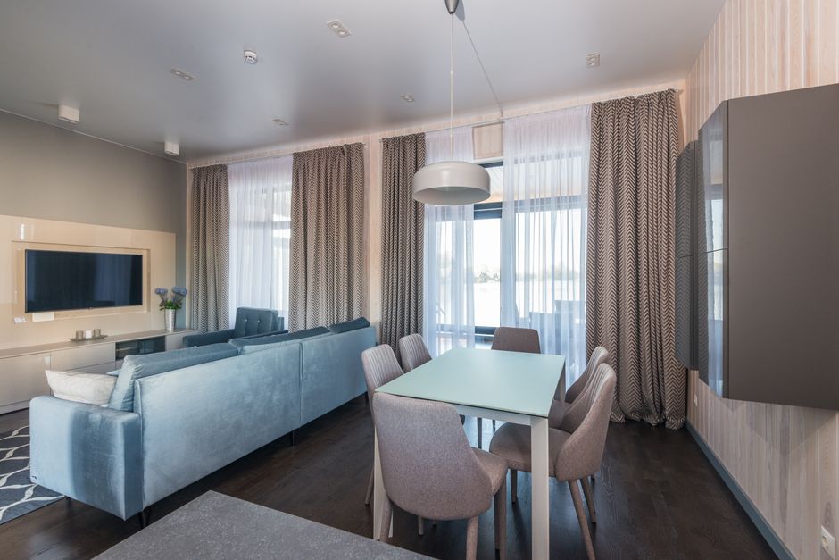 Moderne slaapkamer met verduisterende gordijnen gekozen.