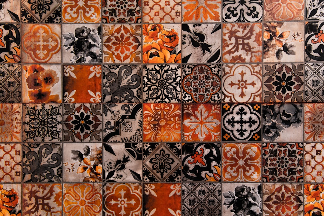 Close-up van kleurrijk mediterraan tegeldesign.