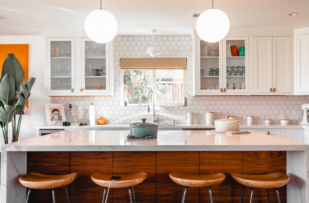 Minimalistische keuken met natuurlijke houten elementen.