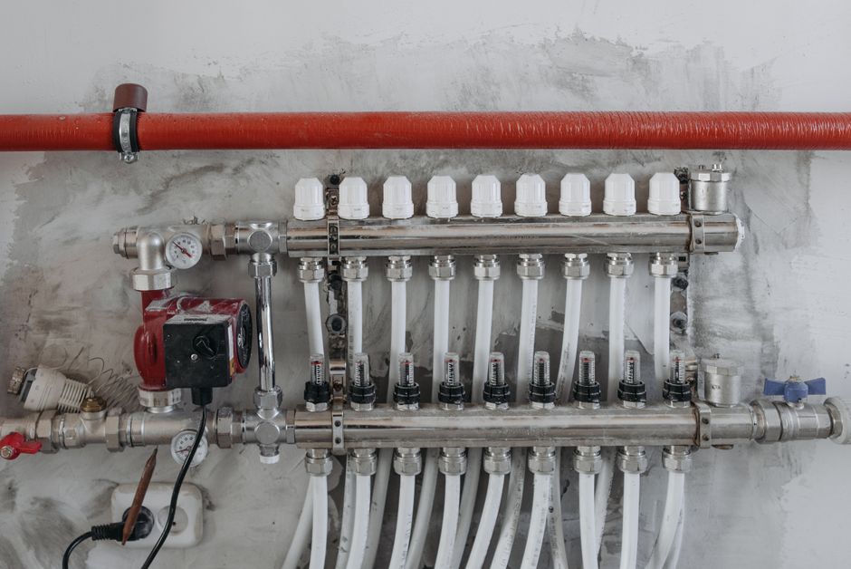 Zonnepanelen en waterkoeling combineren voor efficiënte energie.