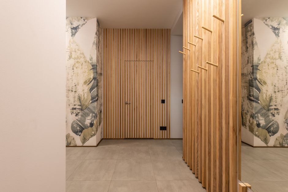Diverse designs van wandpanelen in werkkamer.