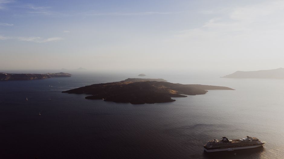 Gezellige winteravondverlichting bij Canvas Santorini.